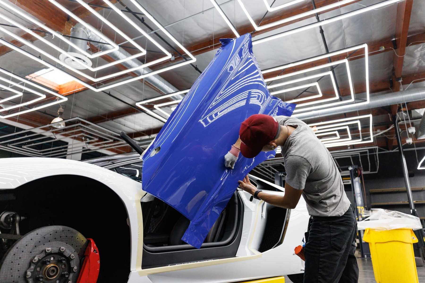 Aplicação de vinil azul em envelopamento automotivo