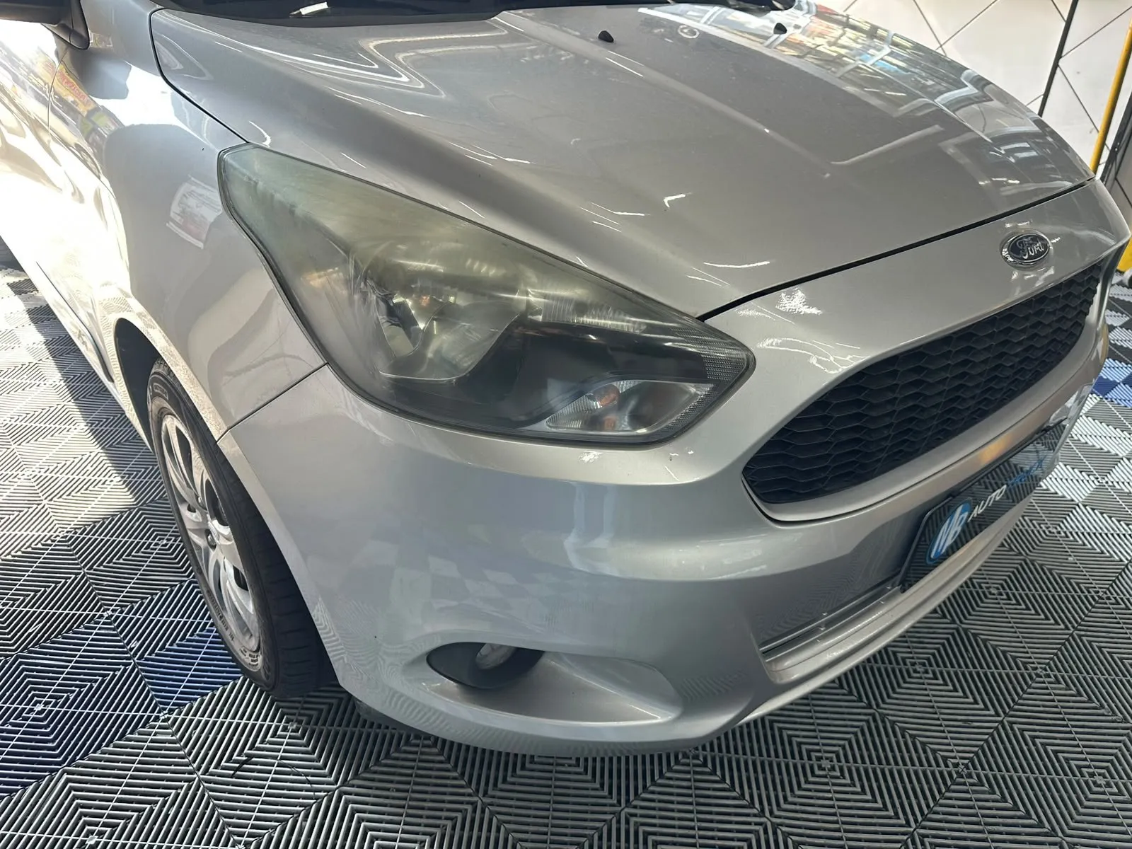 Close do farol amarelado do Ford Ka antes do polimento