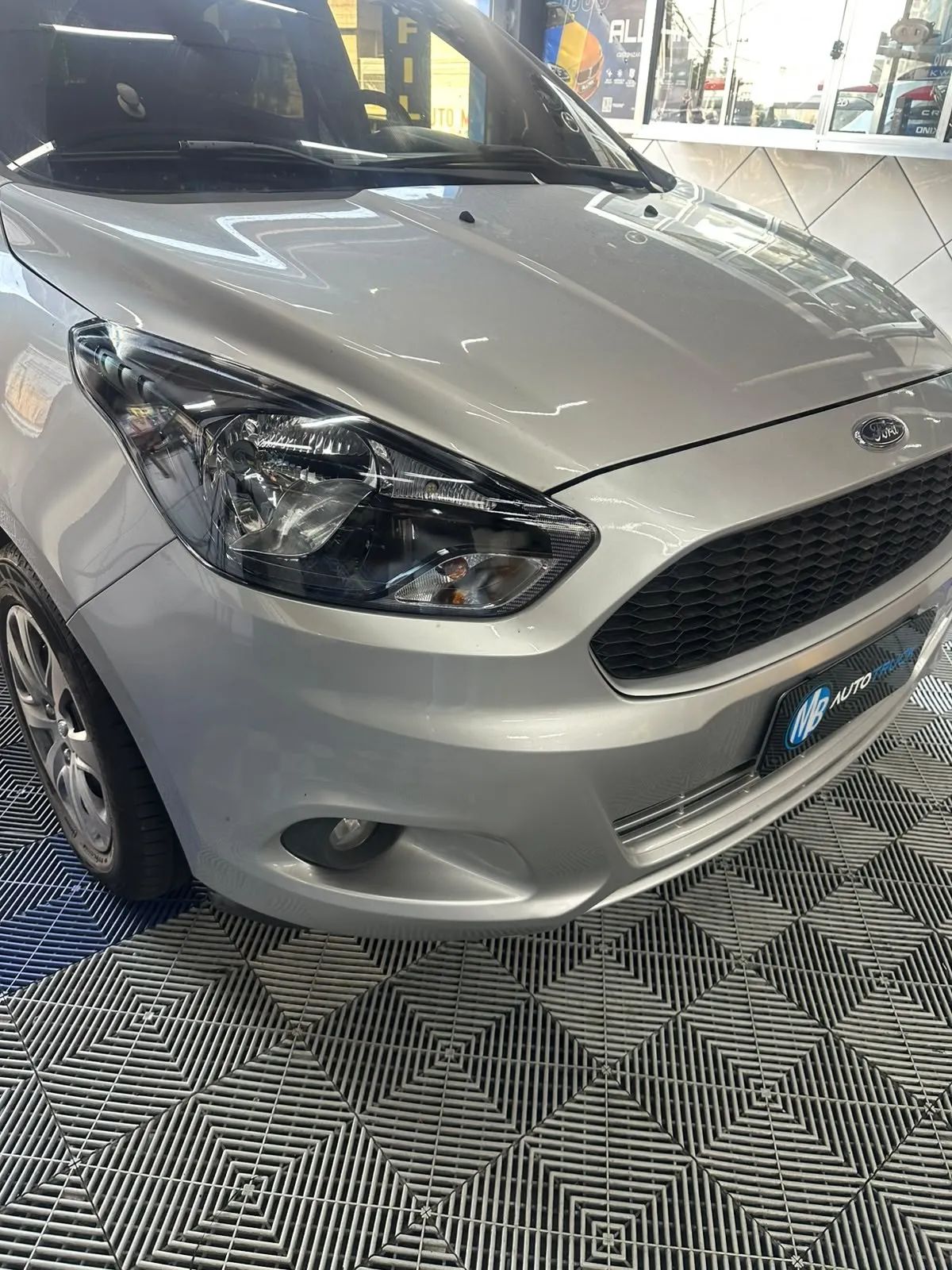 Close do farol restaurado do Ford Ka com a lente transparente