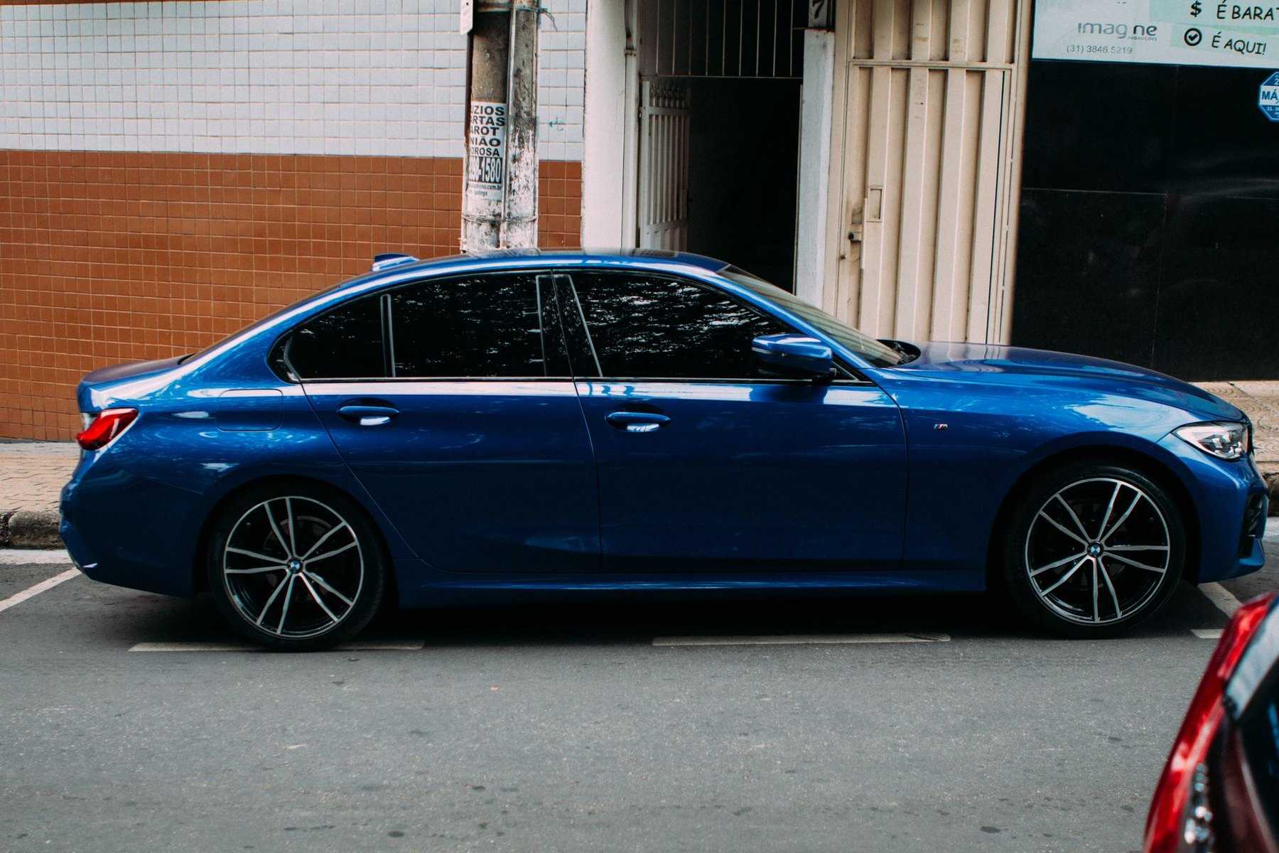 Carro com película térmica nos vidros estacionado sob o sol